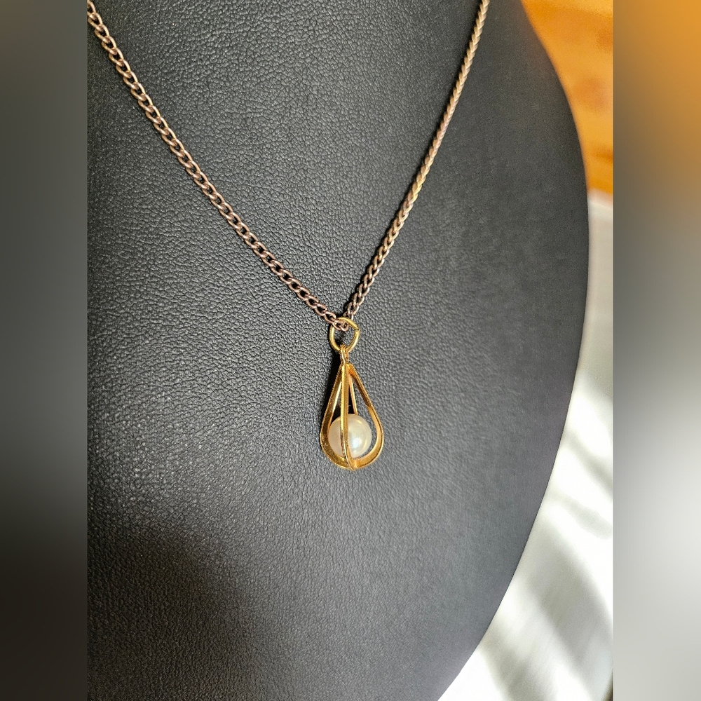 Elegant Gold Pendant W/Pearl Necklace